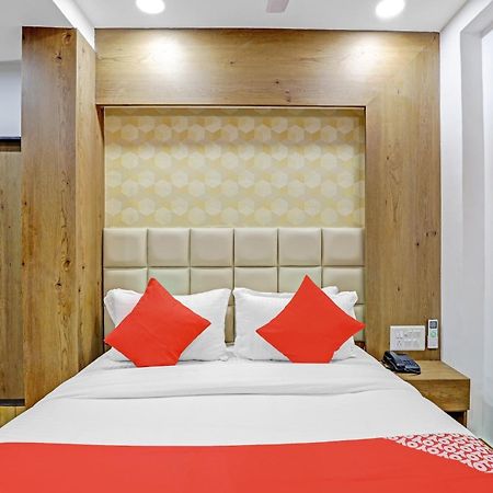 Hotel O R S Palace Ahmedabad Bagian luar foto