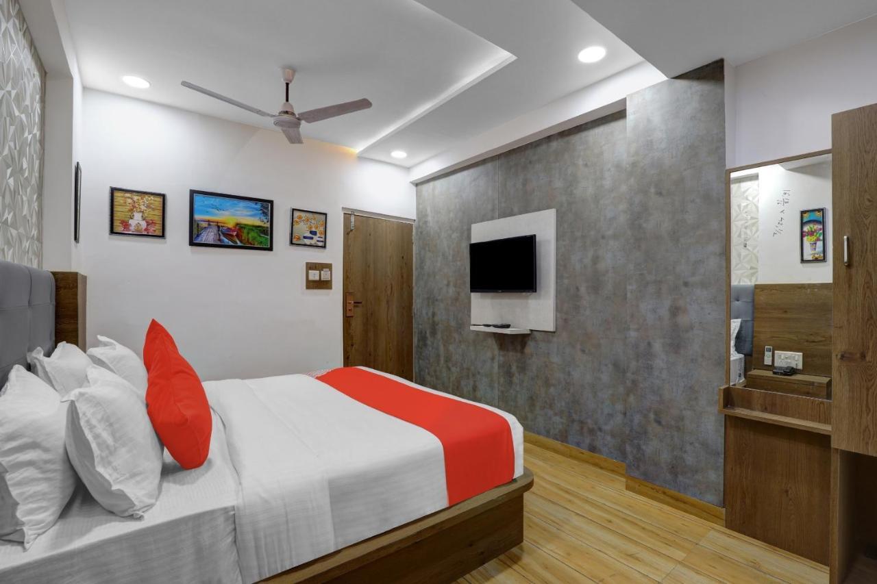 Hotel O R S Palace Ahmedabad Bagian luar foto