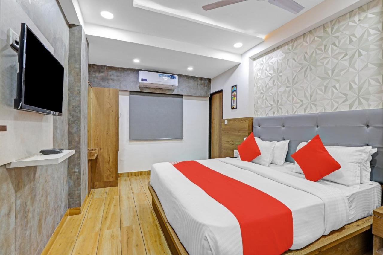 Hotel O R S Palace Ahmedabad Bagian luar foto