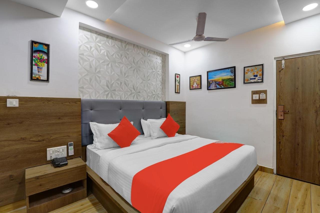 Hotel O R S Palace Ahmedabad Bagian luar foto