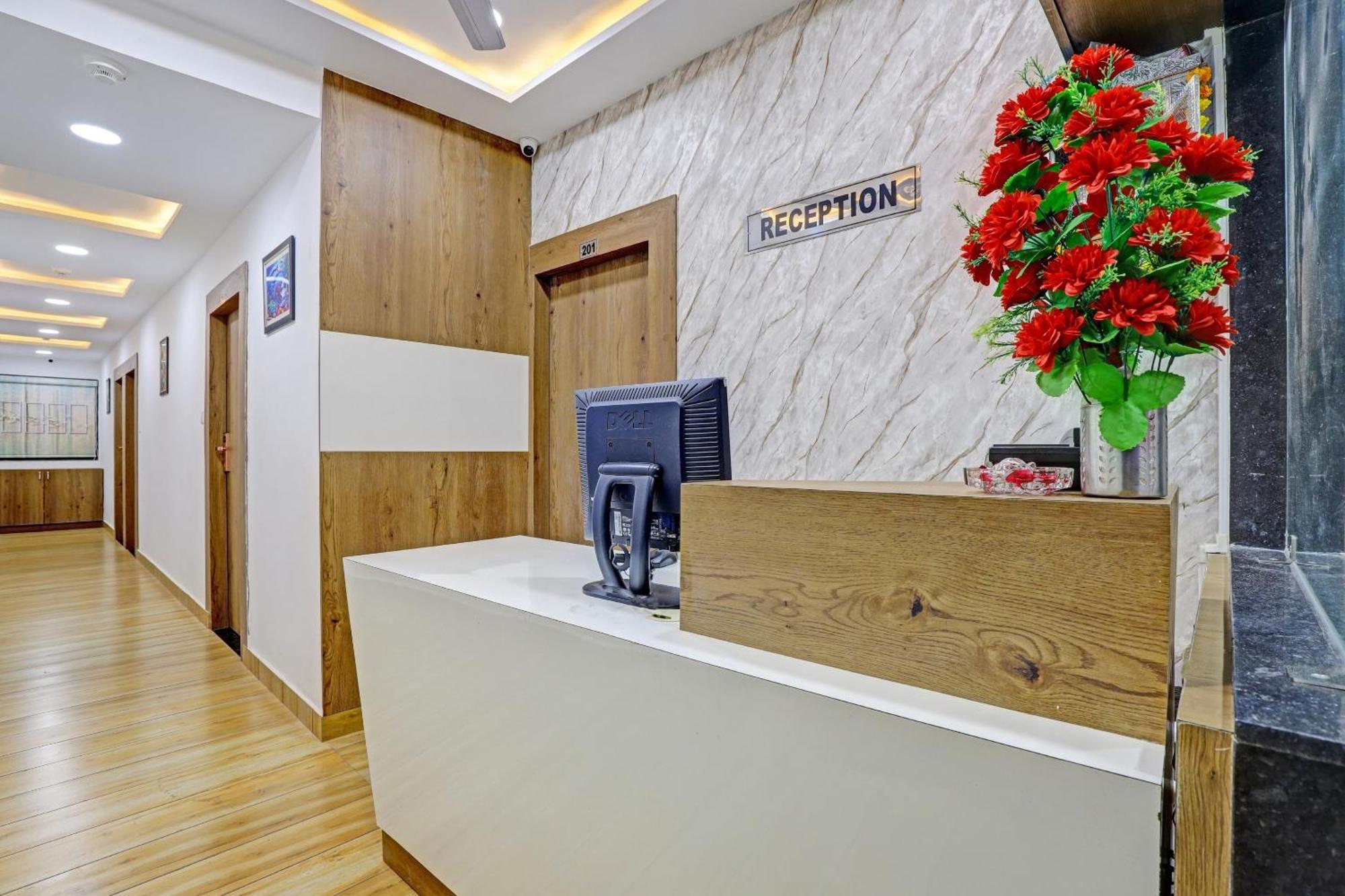 Hotel O R S Palace Ahmedabad Bagian luar foto