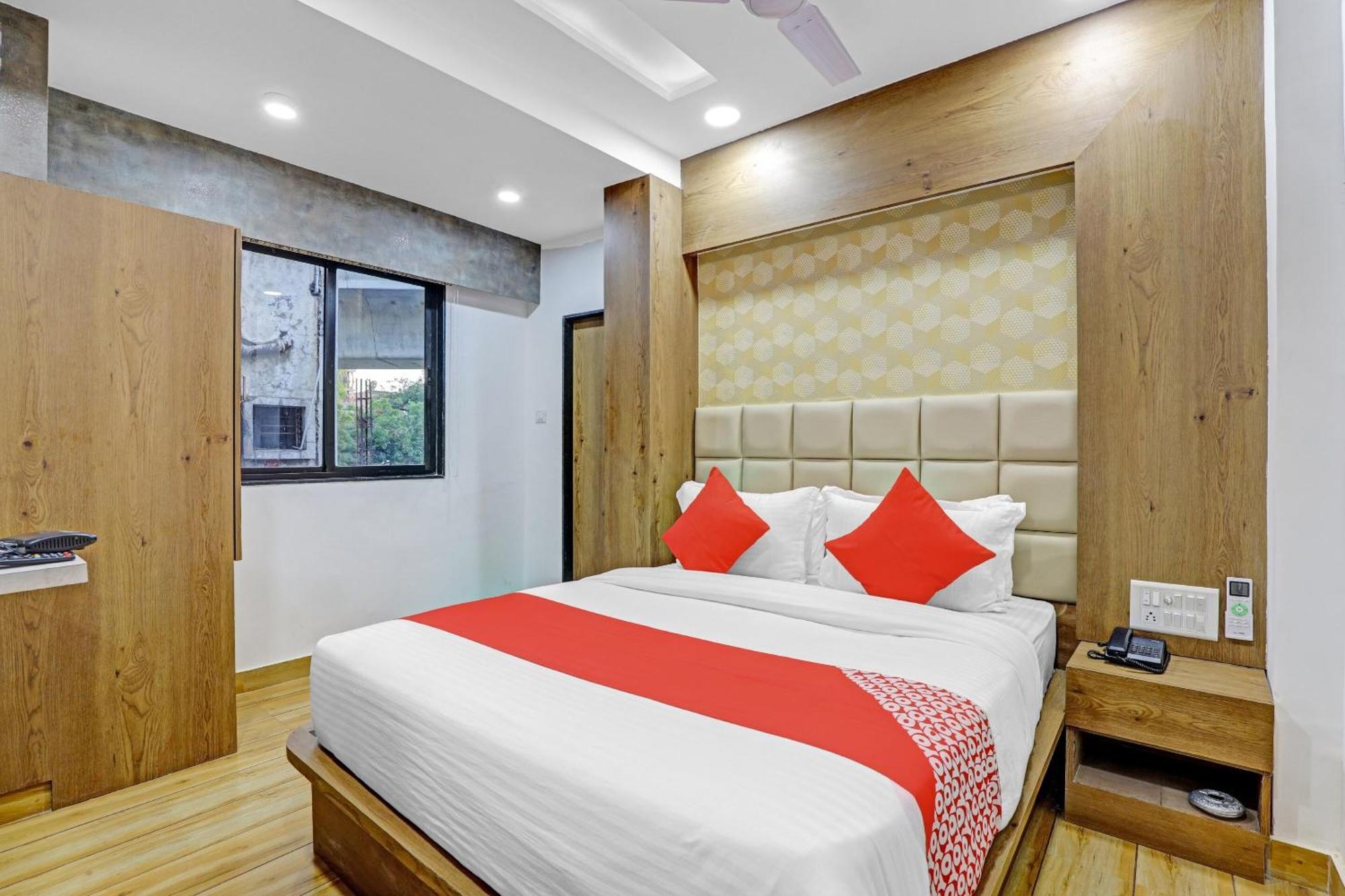 Hotel O R S Palace Ahmedabad Bagian luar foto