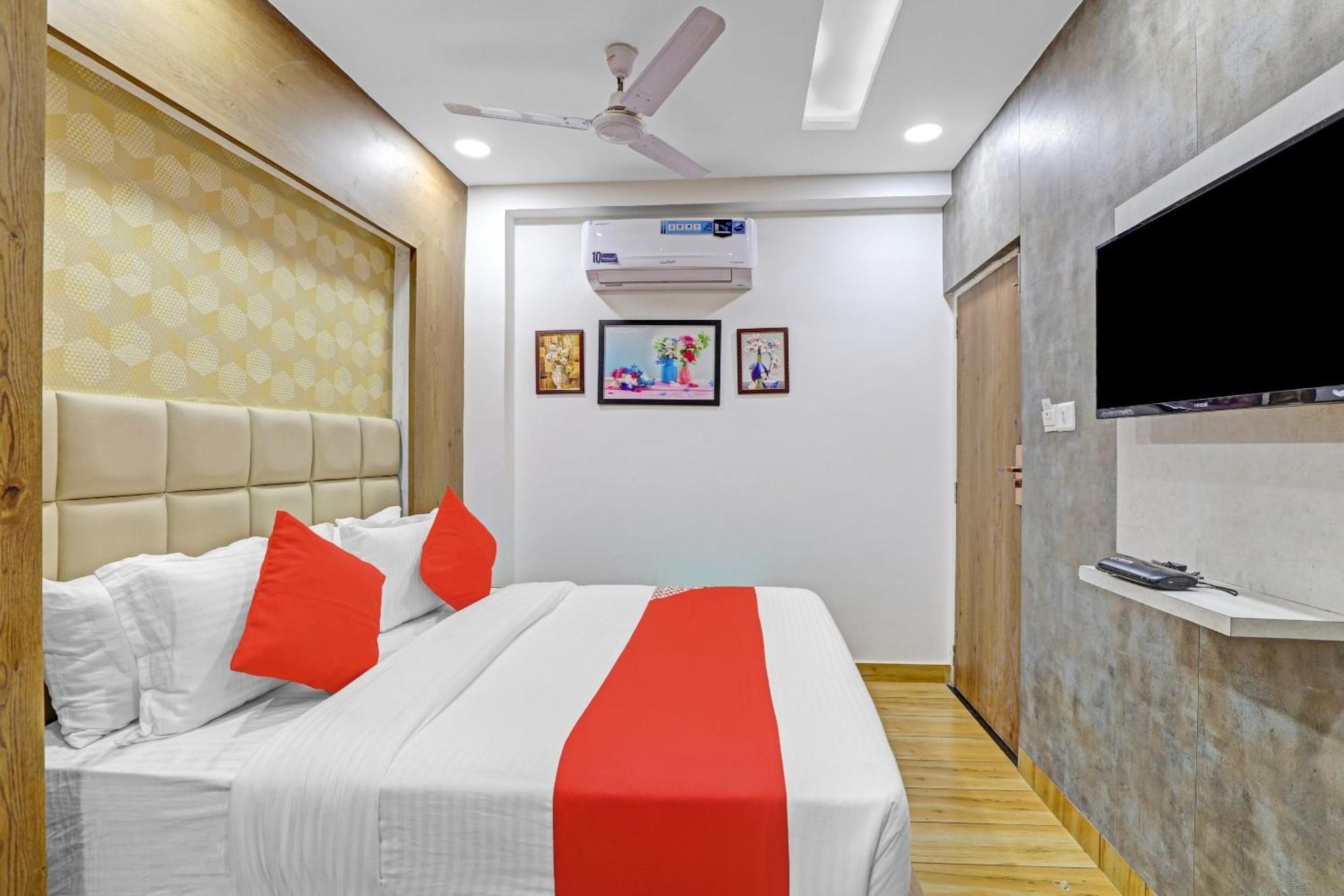 Hotel O R S Palace Ahmedabad Bagian luar foto