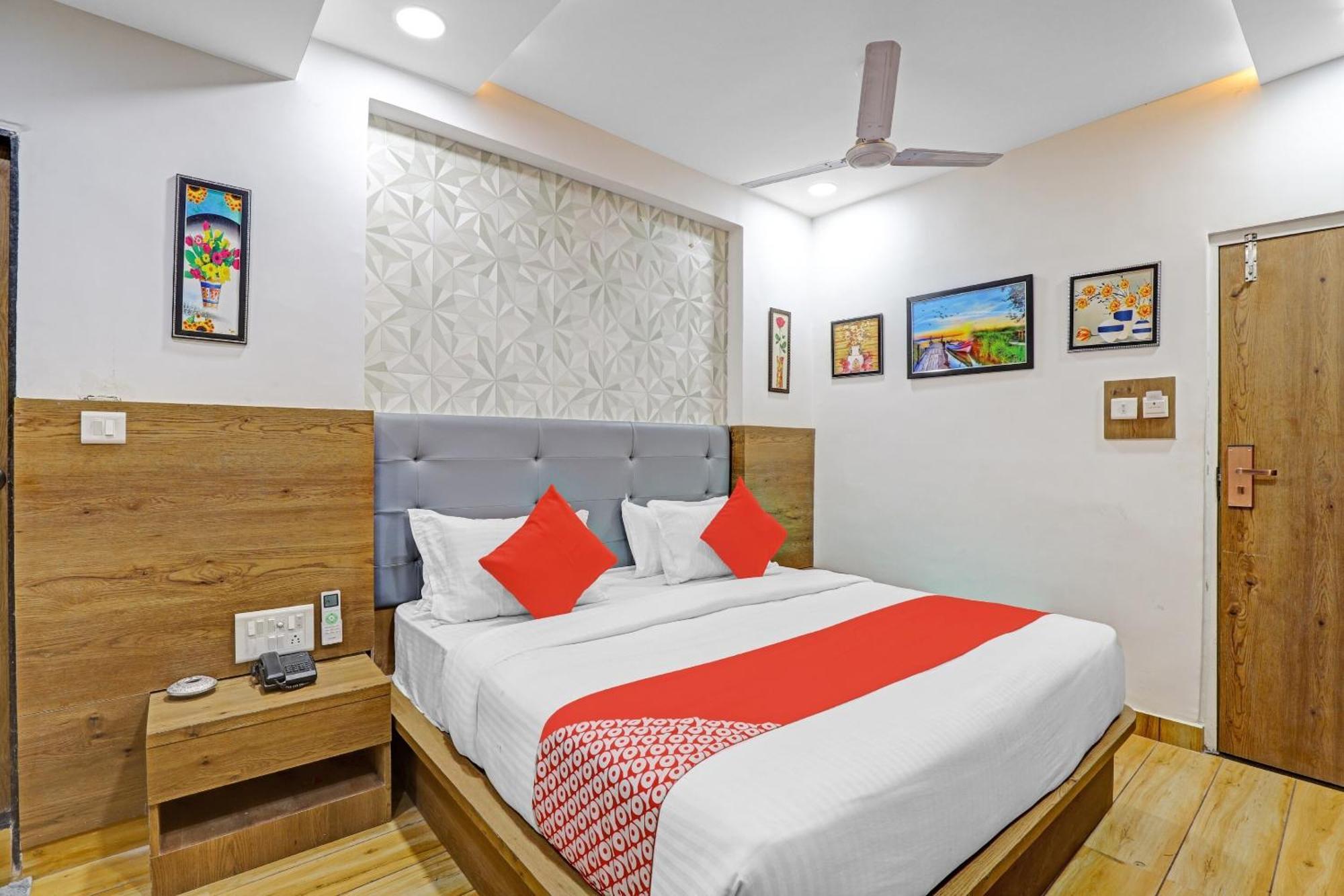 Hotel O R S Palace Ahmedabad Bagian luar foto