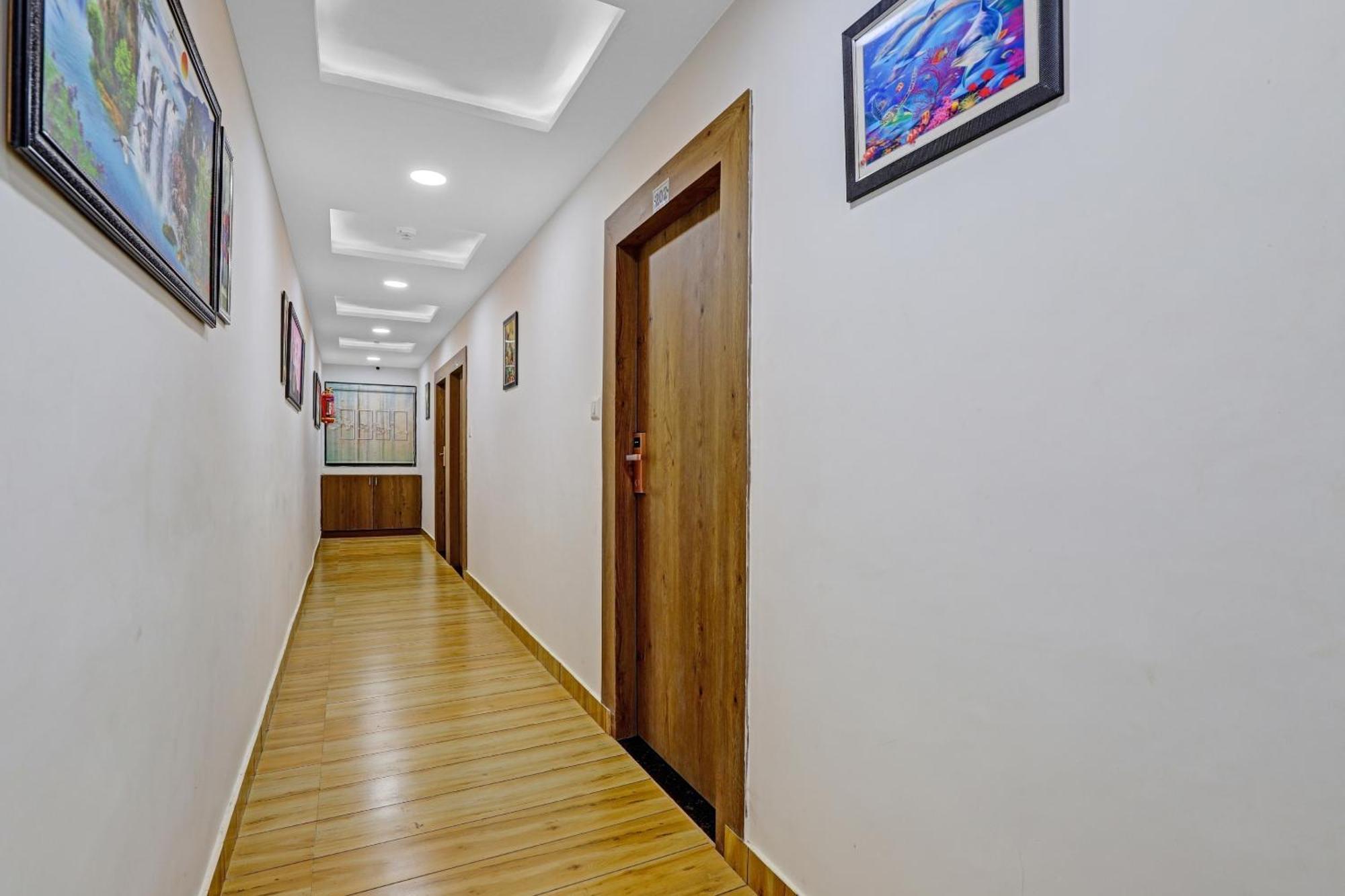 Hotel O R S Palace Ahmedabad Bagian luar foto