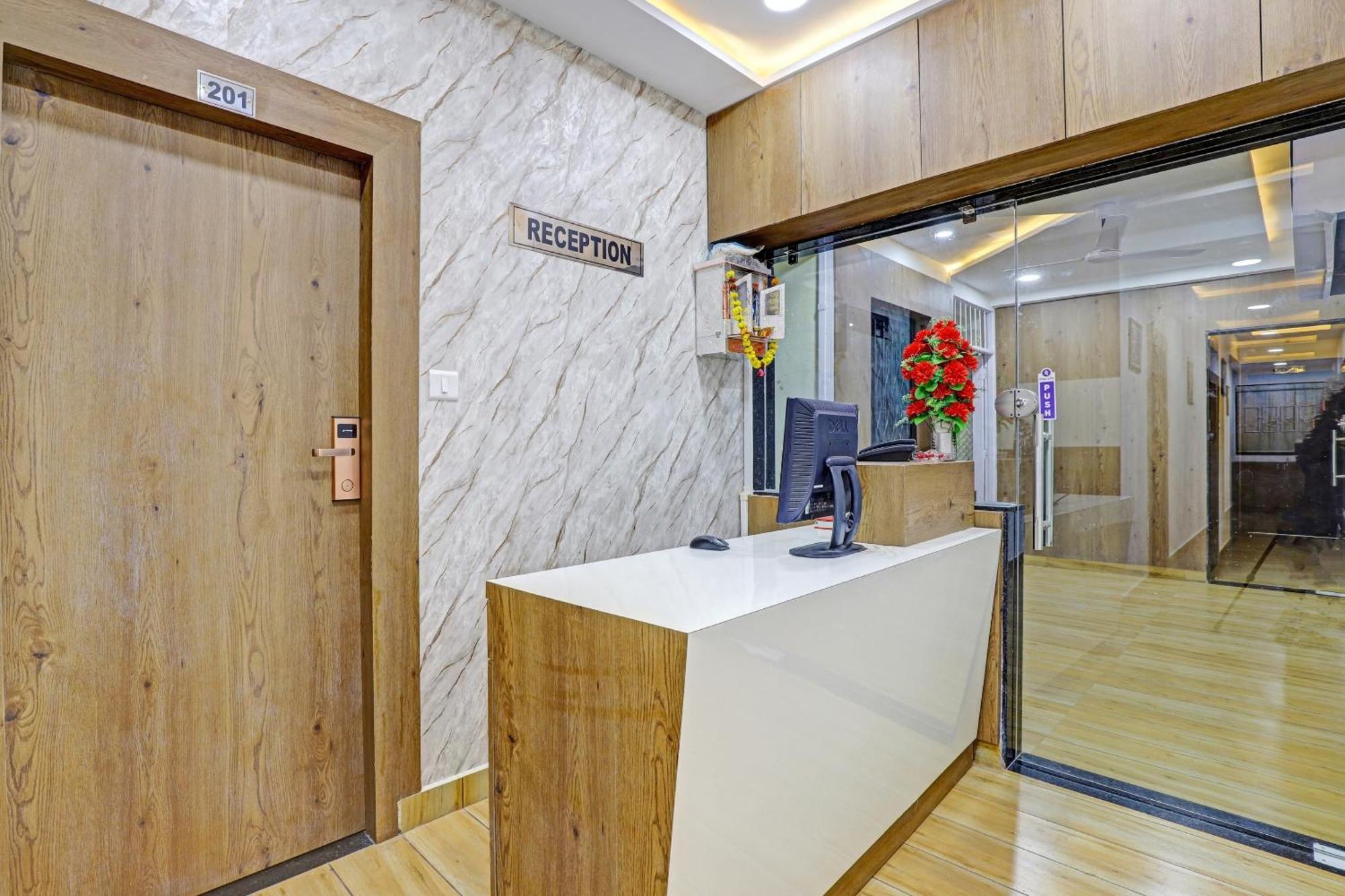 Hotel O R S Palace Ahmedabad Bagian luar foto