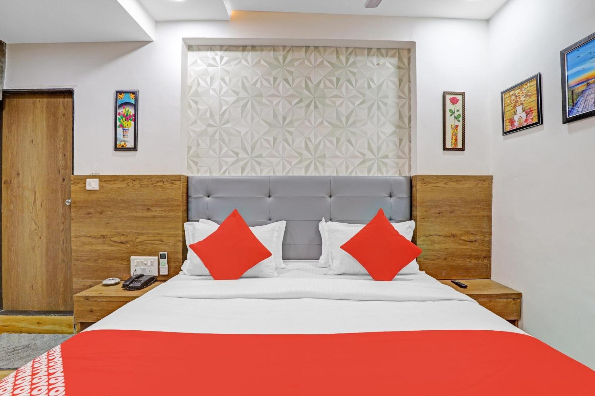 Hotel O R S Palace Ahmedabad Bagian luar foto