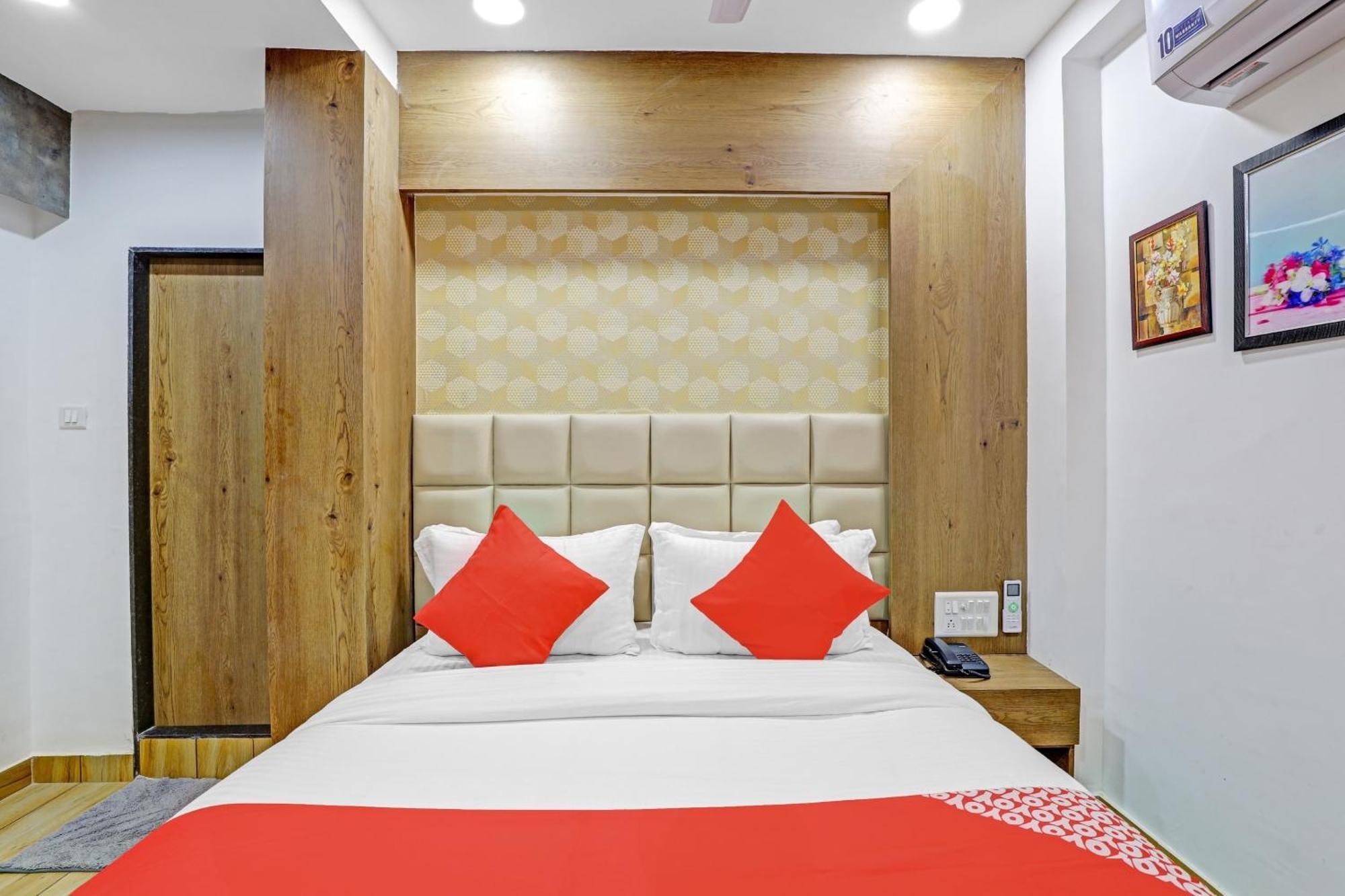 Hotel O R S Palace Ahmedabad Bagian luar foto
