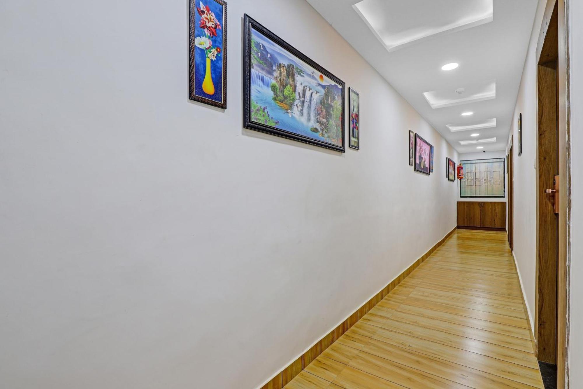 Hotel O R S Palace Ahmedabad Bagian luar foto