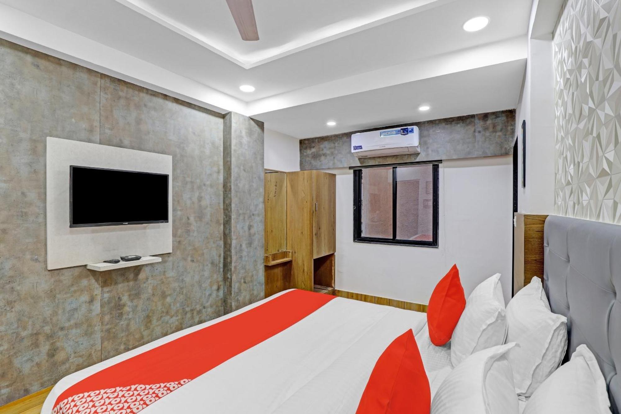 Hotel O R S Palace Ahmedabad Bagian luar foto
