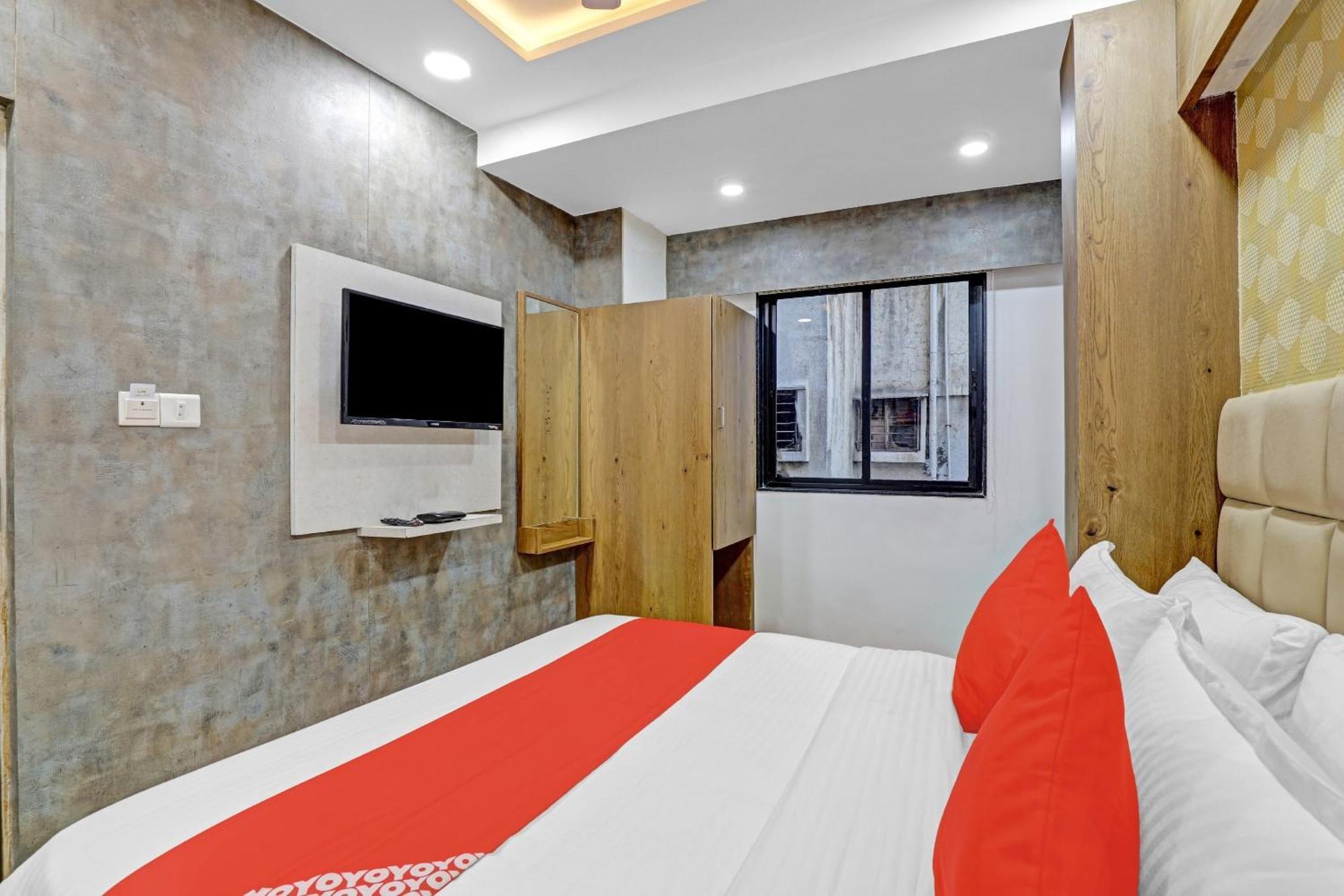 Hotel O R S Palace Ahmedabad Bagian luar foto